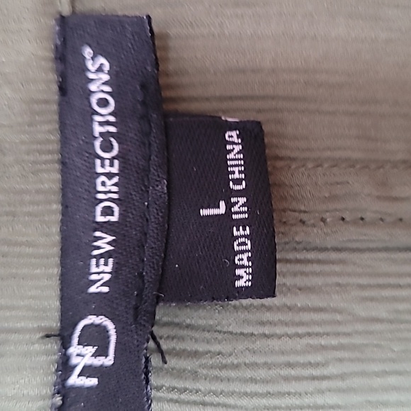 ND New Directions Green Button-up - Roll-tab sleeves V-neck -Back button design - Picture 9 of 15